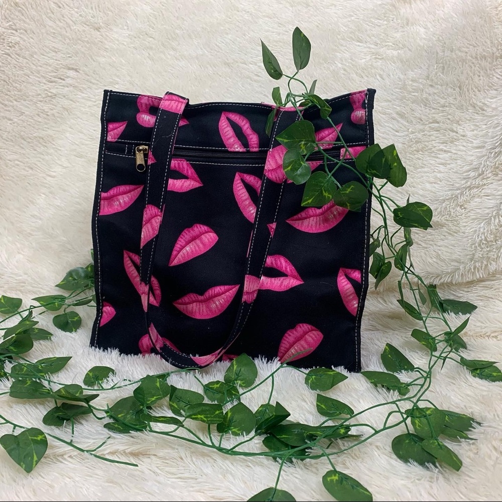 ‘READ MY LIPS’ PURSE